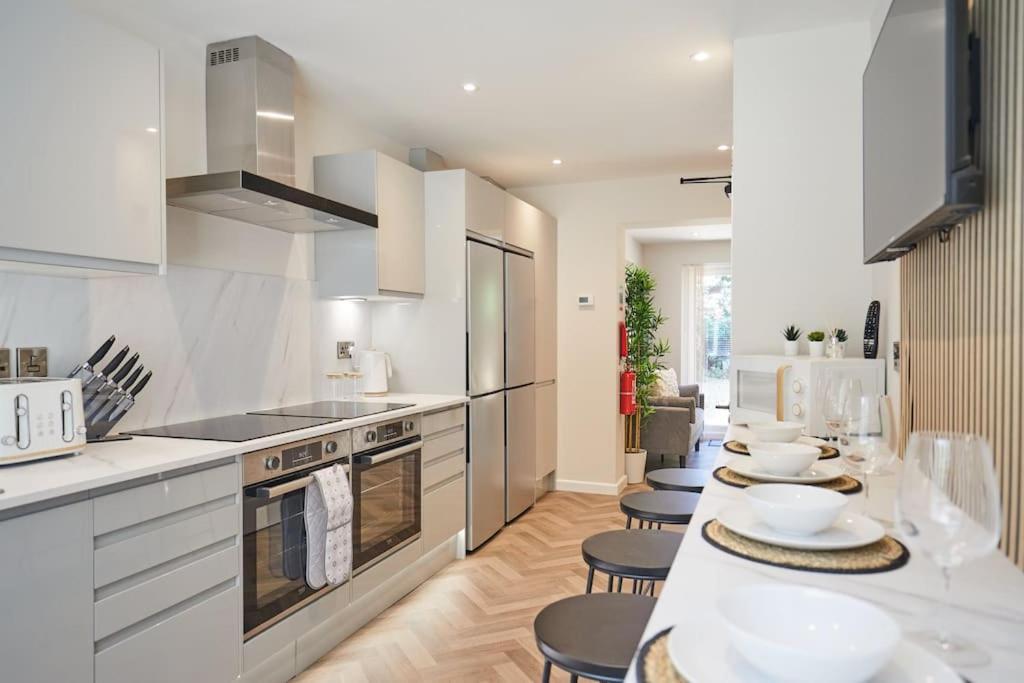 Newly Fully Renovated Large 6 Bed Opposite Park Villa NWI Buitenkant foto