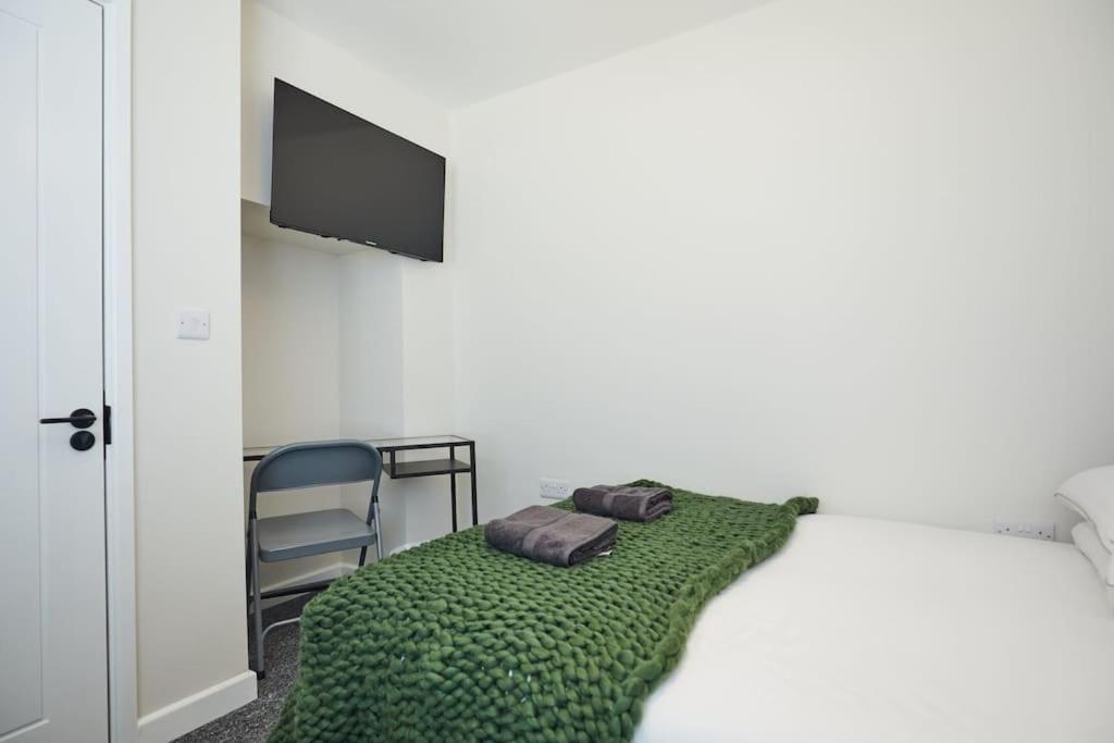 Newly Fully Renovated Large 6 Bed Opposite Park Villa NWI Buitenkant foto