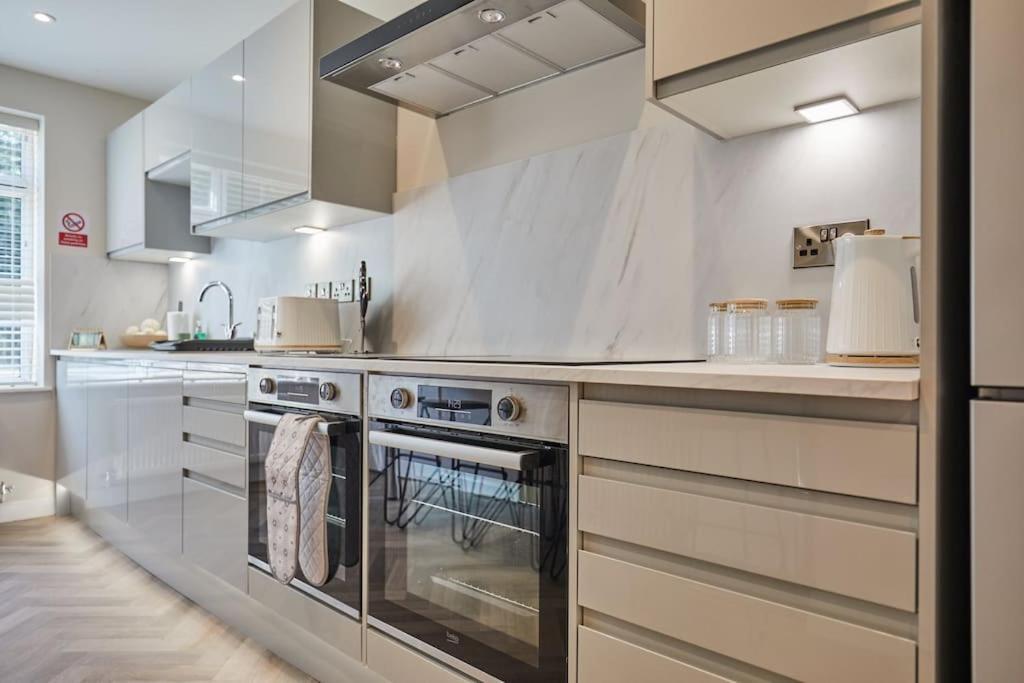Newly Fully Renovated Large 6 Bed Opposite Park Villa NWI Buitenkant foto