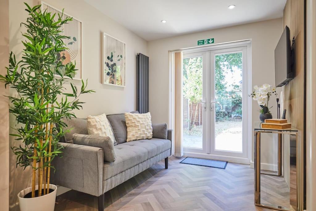 Newly Fully Renovated Large 6 Bed Opposite Park Villa NWI Buitenkant foto