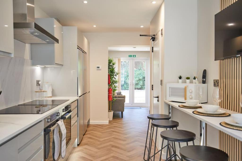 Newly Fully Renovated Large 6 Bed Opposite Park Villa NWI Buitenkant foto
