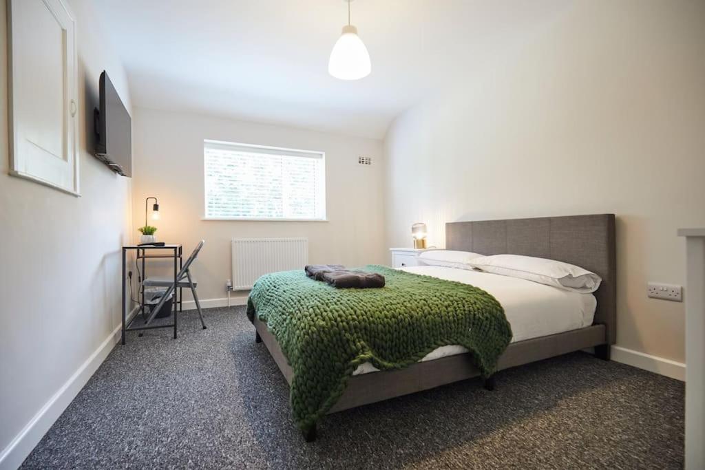 Newly Fully Renovated Large 6 Bed Opposite Park Villa NWI Buitenkant foto