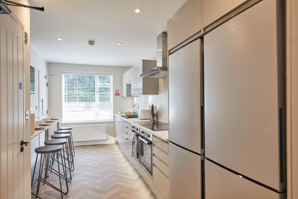 Newly Fully Renovated Large 6 Bed Opposite Park Villa NWI Buitenkant foto