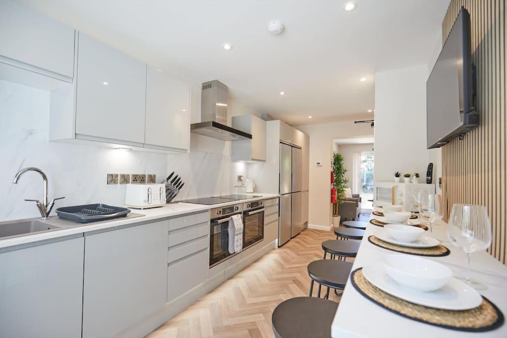 Newly Fully Renovated Large 6 Bed Opposite Park Villa NWI Buitenkant foto