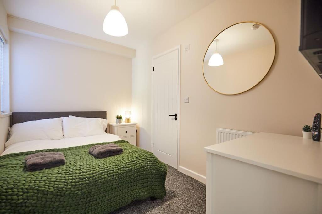 Newly Fully Renovated Large 6 Bed Opposite Park Villa NWI Buitenkant foto
