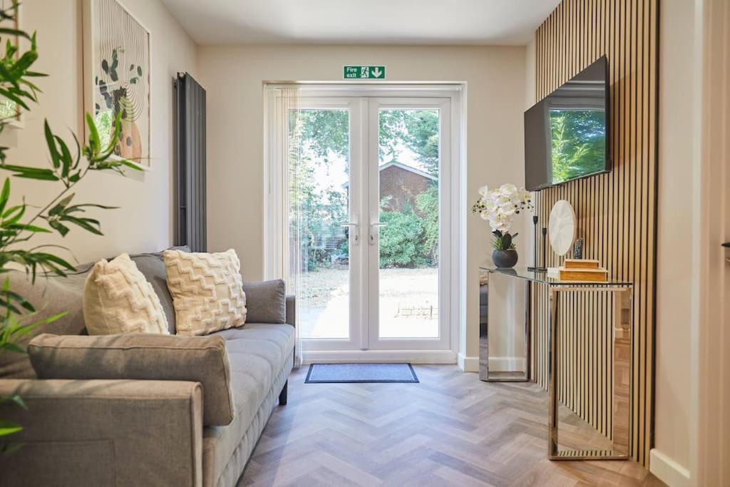 Newly Fully Renovated Large 6 Bed Opposite Park Villa NWI Buitenkant foto
