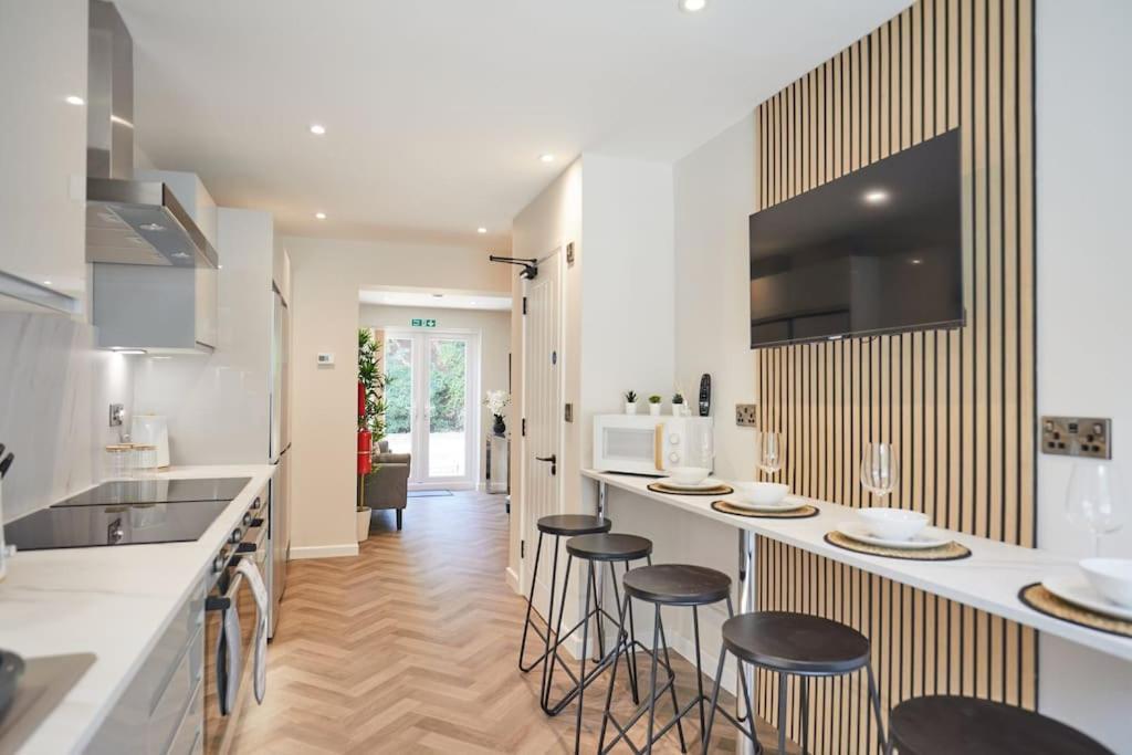 Newly Fully Renovated Large 6 Bed Opposite Park Villa NWI Buitenkant foto