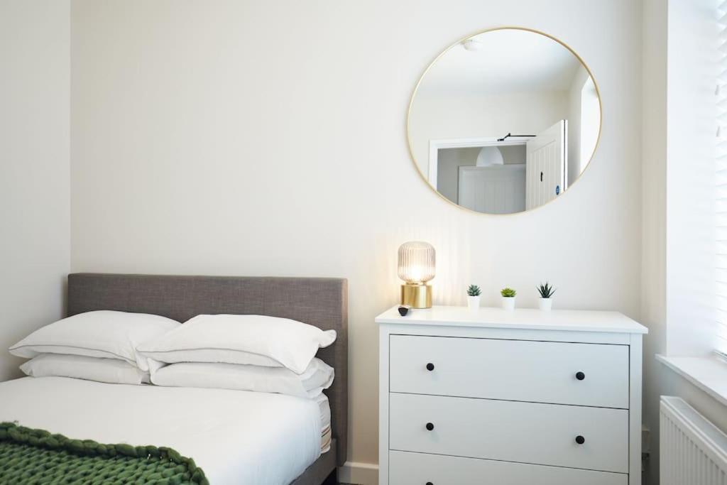 Newly Fully Renovated Large 6 Bed Opposite Park Villa NWI Buitenkant foto