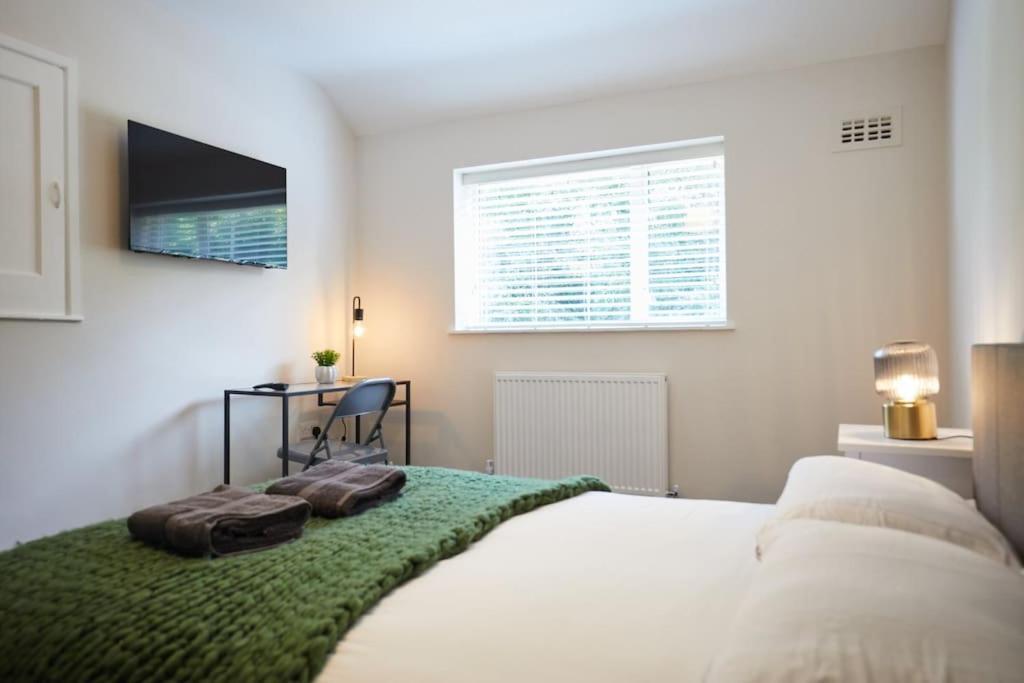 Newly Fully Renovated Large 6 Bed Opposite Park Villa NWI Buitenkant foto