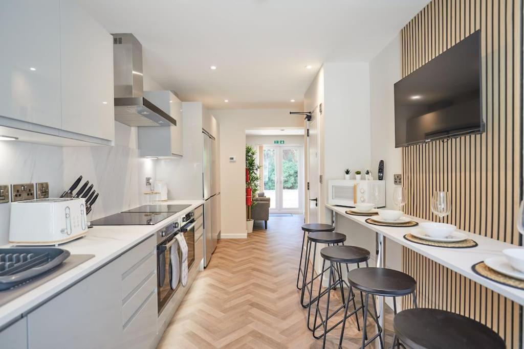 Newly Fully Renovated Large 6 Bed Opposite Park Villa NWI Buitenkant foto